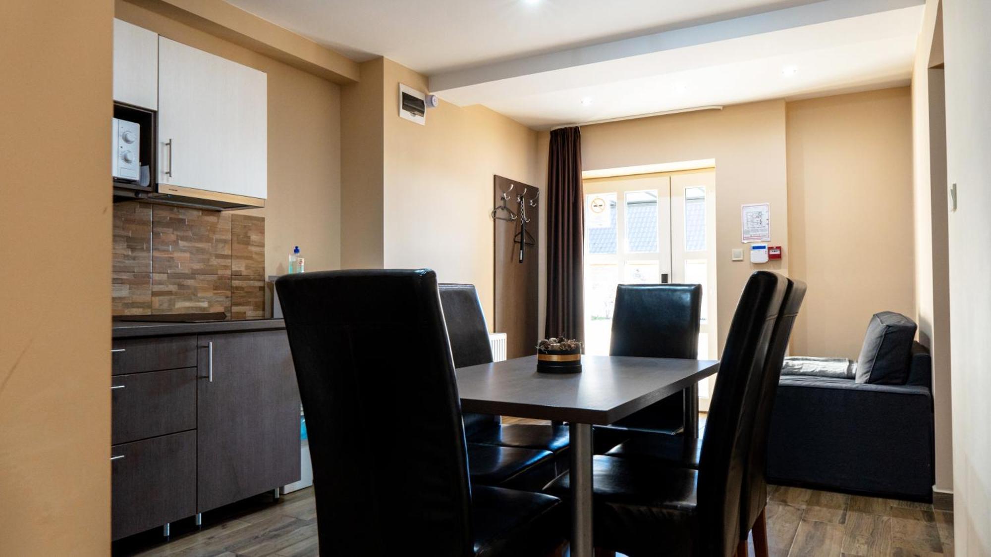 Family Apartman Eplény Buitenkant foto