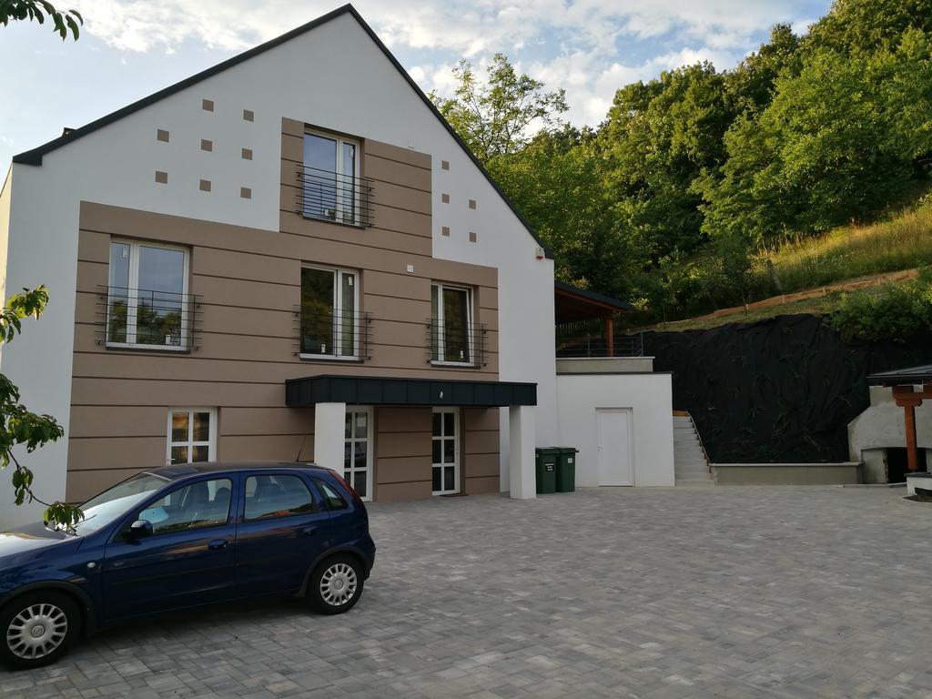 Family Apartman Eplény Buitenkant foto